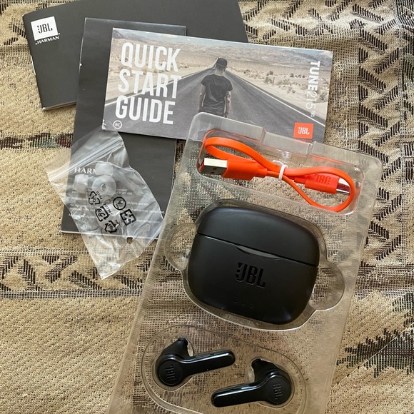 Ear buds - Picture 1 of 2